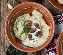 Мясные вареники с грибным соусом