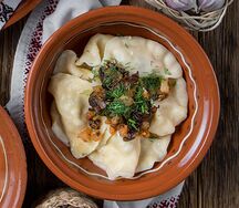 Вареники с картофелем, грибами и шкварками