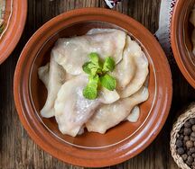 Вареники с сочной вишней и сметаной