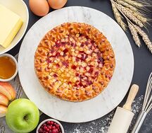 Пирог дрожжевой с яблоком и брусникой 