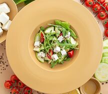 Зеленый салат с кабачками, фетой и семенами