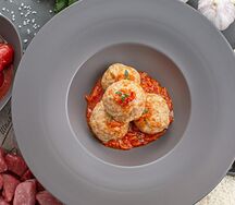 Домашние тефтели в томатном соусе