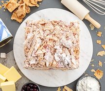 Торт Наполеон с черной смородиной