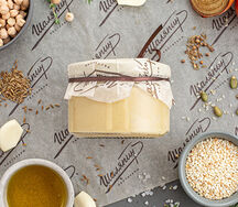 Хумус с оливковым маслом и тыквенными семечками