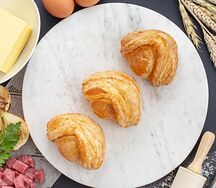 Пирожок слоеный с мясом