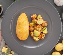 Котлета по-киевски с картофелем, запеченным с розмарином