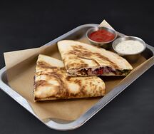 Кесадилья с цыпленком и беконом