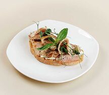 Брускетта с куриным филе и беконом