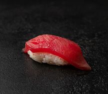 Суши с тунцом