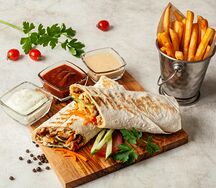Шаурма с картофелем фри и соусом на выбор