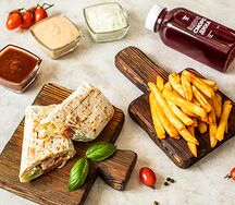 Шаурма с картофелем фри, морсом из смородины и соусом