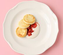 Сырники с кремом из ряженки и клубничным компоте