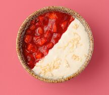 Рисовая каша с ванильным кремом и клубникой