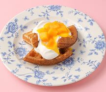 Вафли с кокосовым кремом и манго