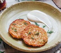 Картофельные драники со сметаной