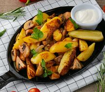 Горячая сковорода с грибами