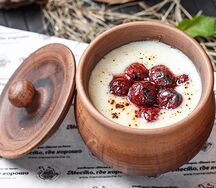 Манная каша с вишней и белым шоколадом