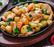 Сковорода горячая с курицей