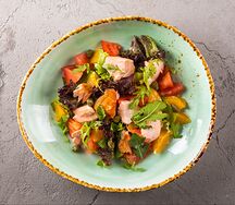 Салат с лососем горячего копчения