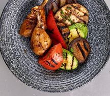 Куриная голень с овощами гриль