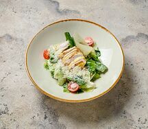 Салат Цезарь с курицей гриль