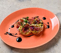 Брускетта с салями Милано и маринованными артишоками