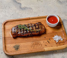 Стейк Аринье с цукини гриль и соусом барбекю