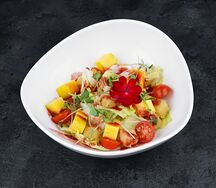 Салат Манго-сулугуни