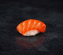 Суши с лососем