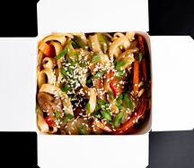 Удон со свининой под кисло-сладким соусом