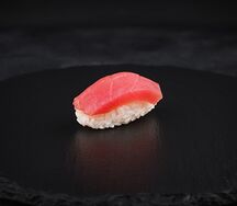 Суши с тунцом