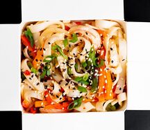 Удон с морепродуктами под китайским соусом