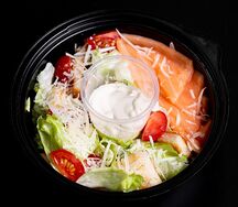 Салат Цезарь с лососем