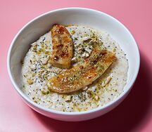 Каша с карамельным бананом и орехами
