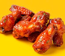 Крылышки в брусничном соусе