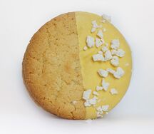 Лимонный вупи пай с меренговой крошкой