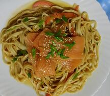 Wok с лососем