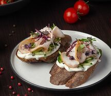 Брускетта с пастрами из индейки