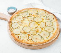 Пицца с грушей и сыром горгонзола