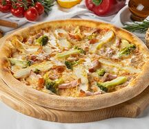 Пицца с курицей и брокколи