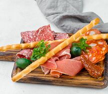 Сыровяленое мясо, чоризо и салями