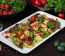 Теплый салат с семгой и артишоками