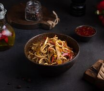 Удон с курицей и овощами
