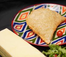 Чебурек с сыром и помидором 