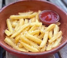 Картофель фри с трюфельным маслом и пармезаном