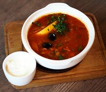 Солянка мясная со сметаной