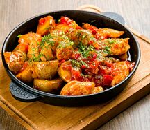 Сковородка жаркого с курицей