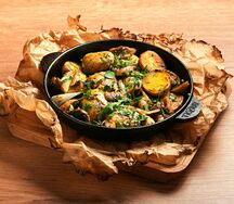 Сковородка жареного картофеля с грибами
