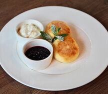 Сырники с ягодами и сметаной