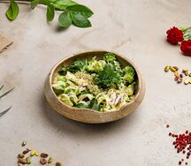 Киноа, авокадо, брокколи, цукини, ореховый соус
